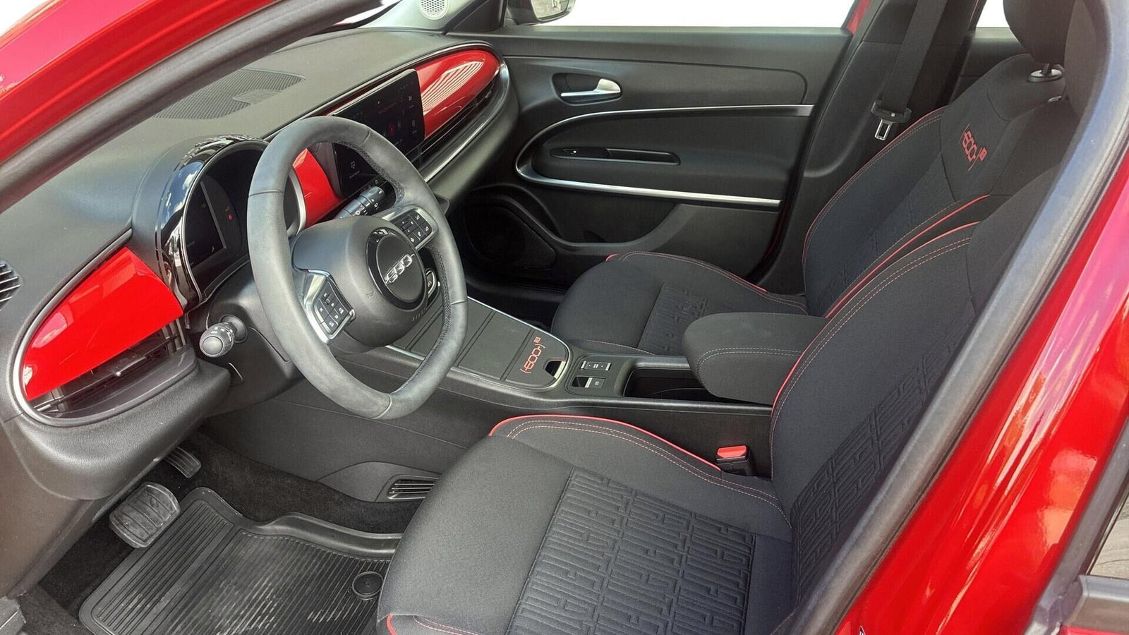 Rød Fiat 600e fra 2024