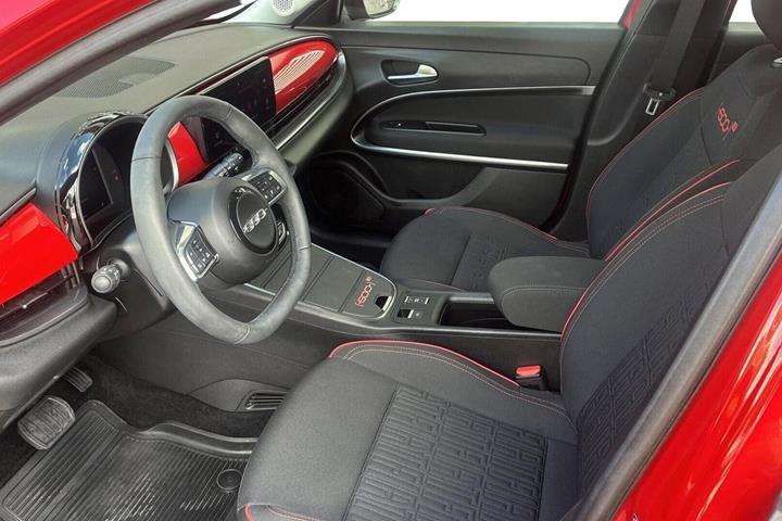 Rød Fiat 600e fra 2024