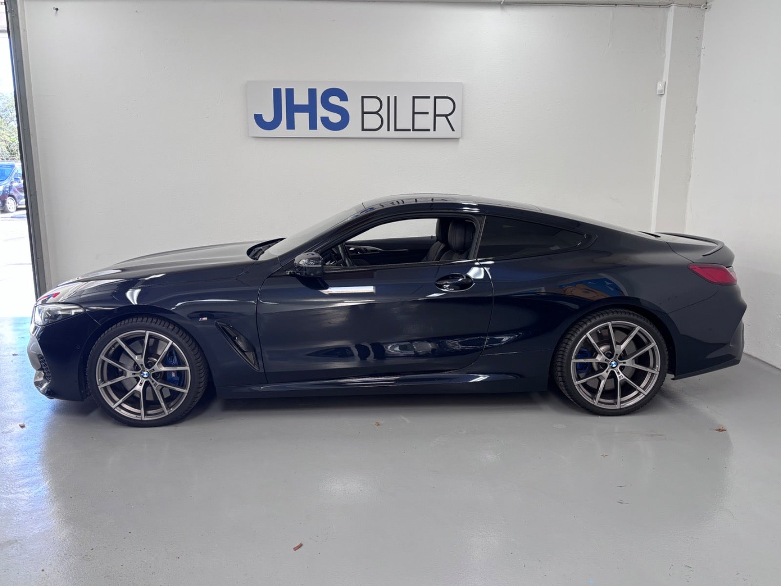 Sort BMW M850i fra 2020
