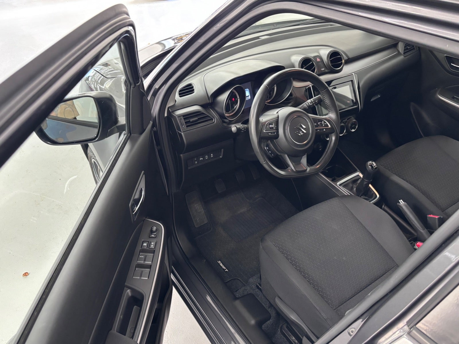 Grå Suzuki Swift fra 2020