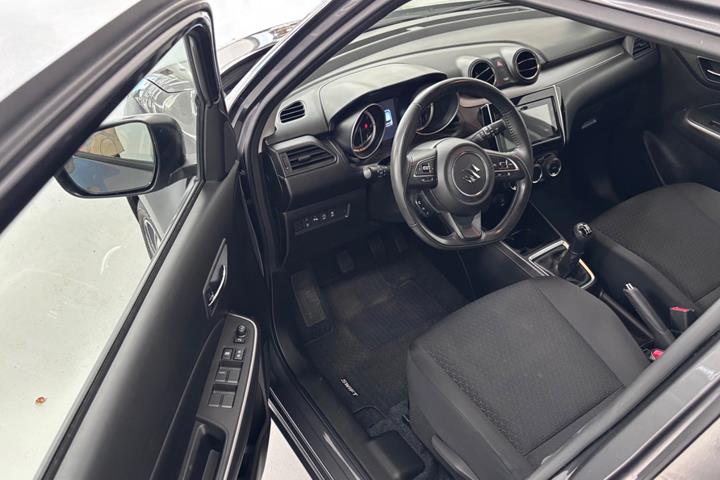 Grå Suzuki Swift fra 2020