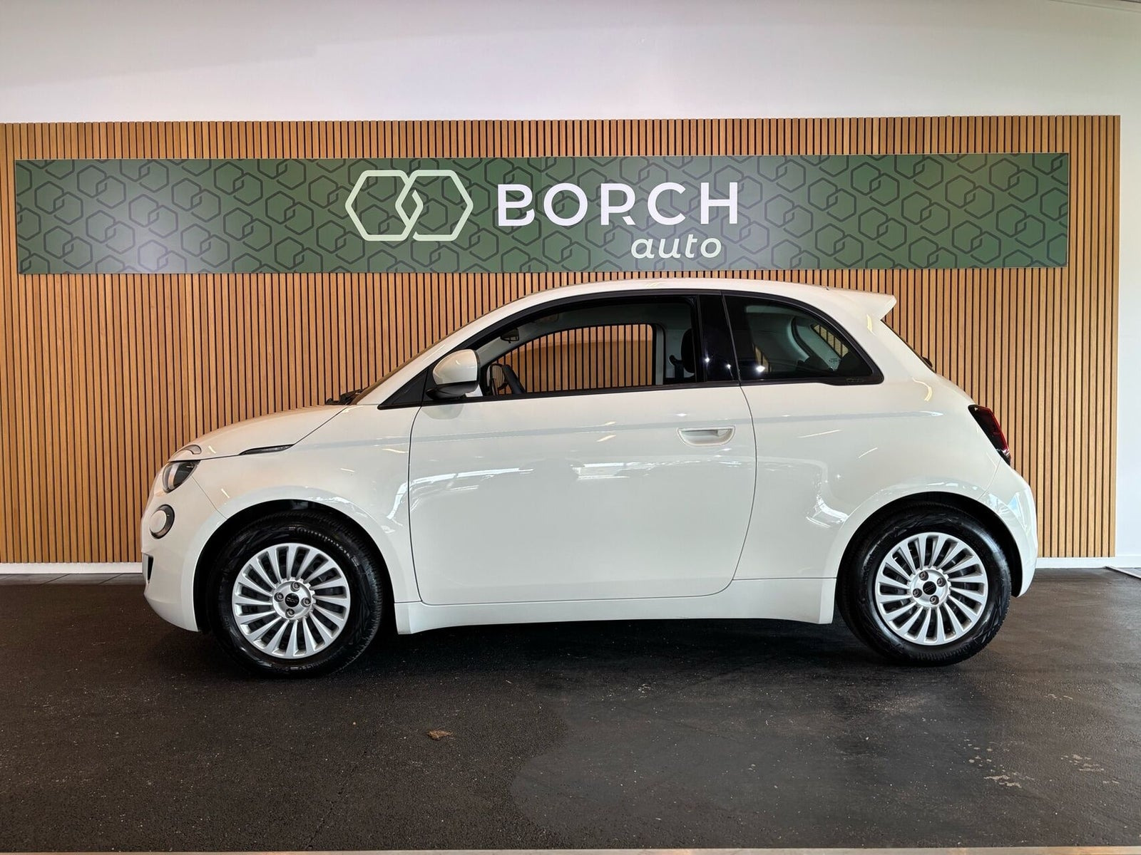 Hvid Fiat 500e fra 2023