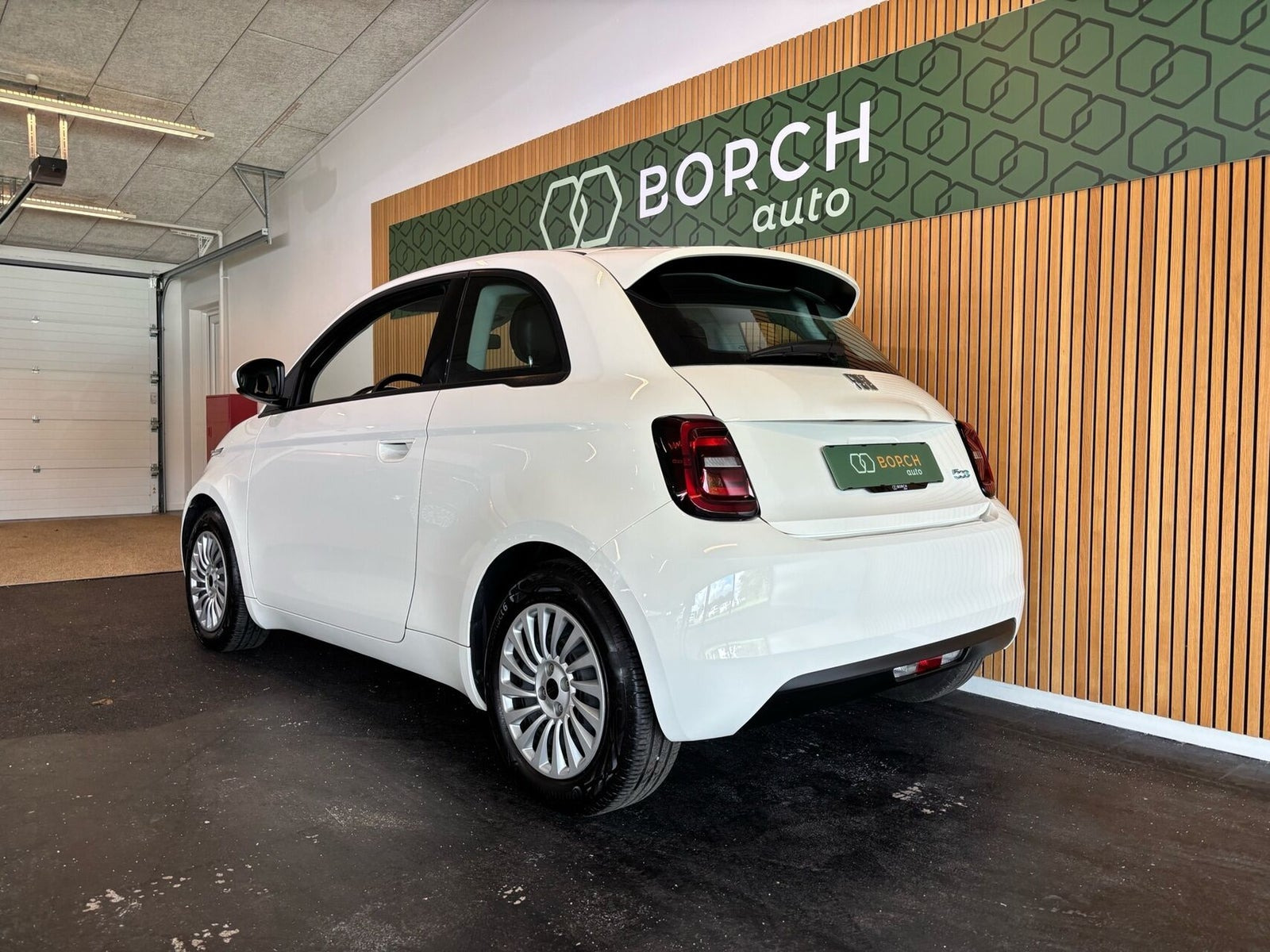 Hvid Fiat 500e fra 2023