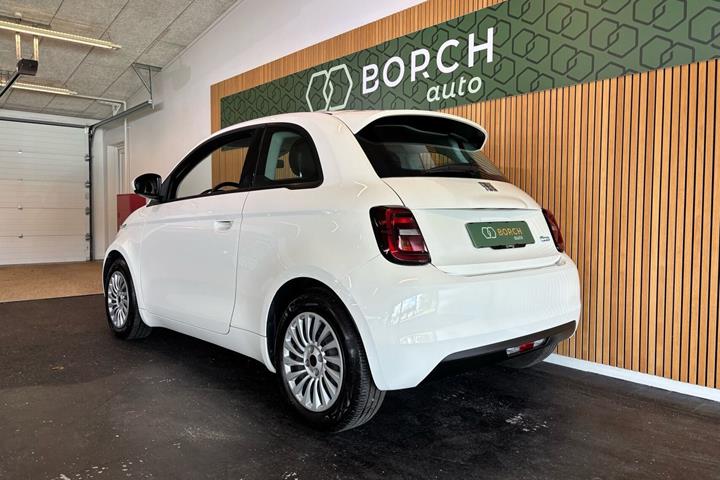 Hvid Fiat 500e fra 2023