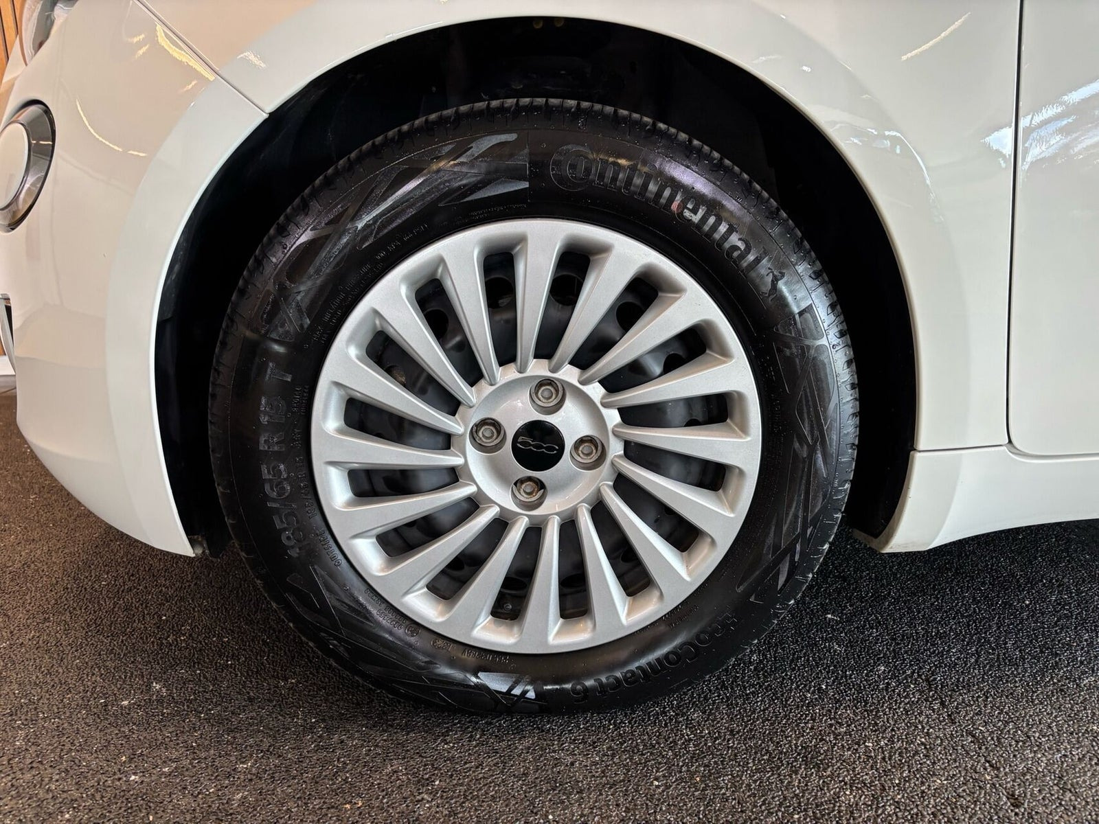 Hvid Fiat 500e fra 2023