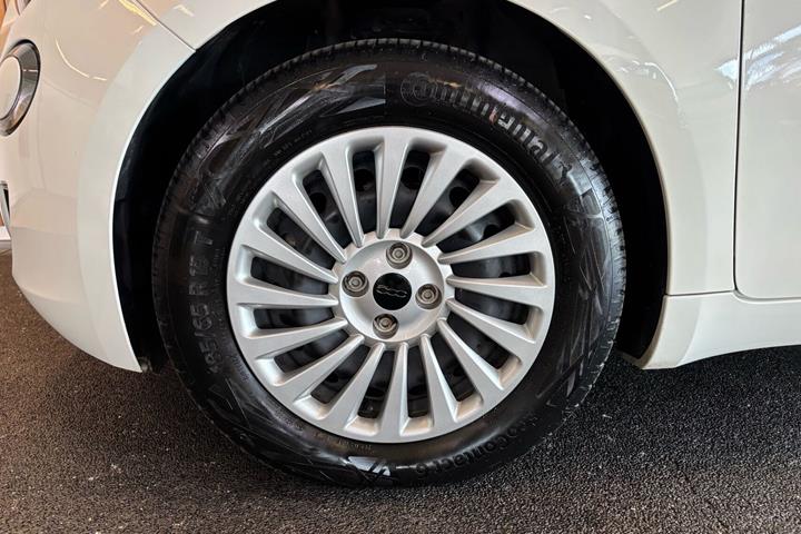 Hvid Fiat 500e fra 2023