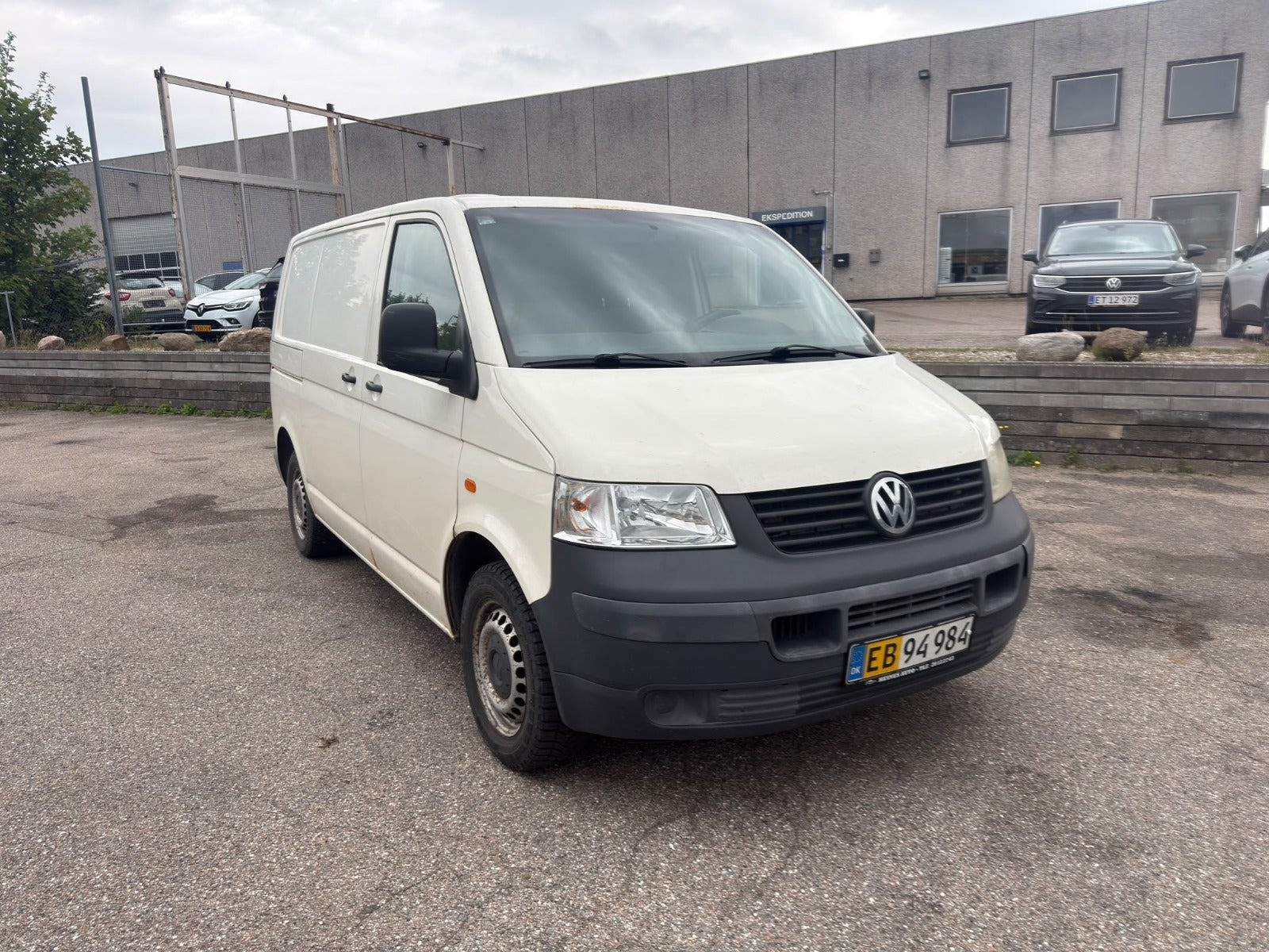 VW Transporter 1,9 TDi 85 Kassevogn lang