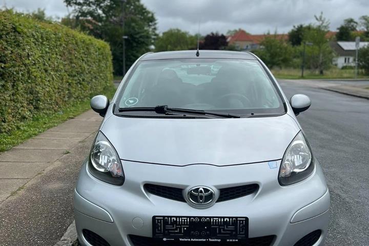 Grøn Toyota Aygo fra 2012