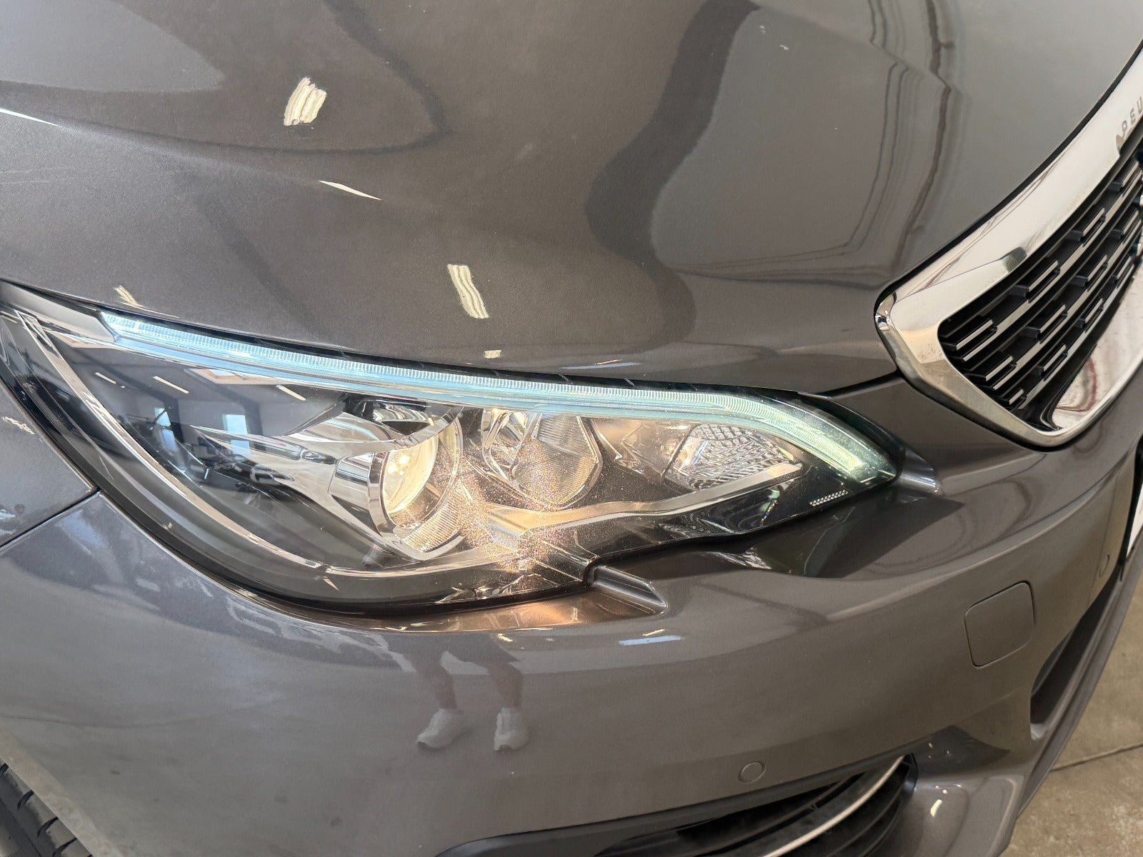 Grå Peugeot 308 fra 2018