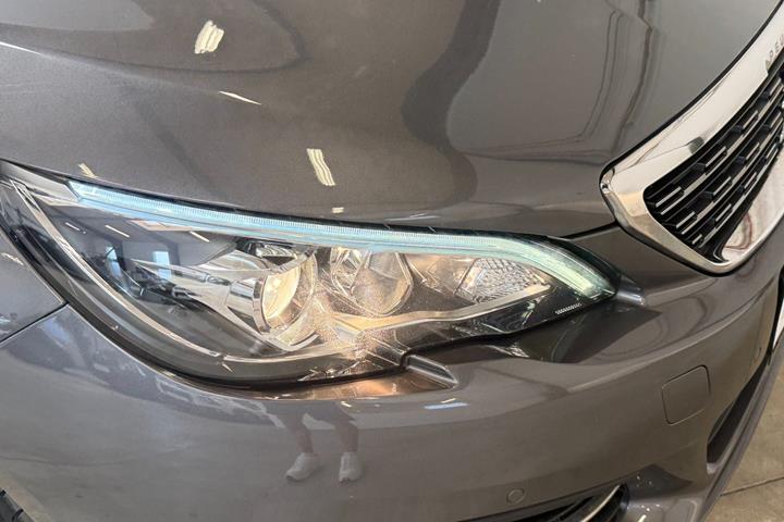 Grå Peugeot 308 fra 2018