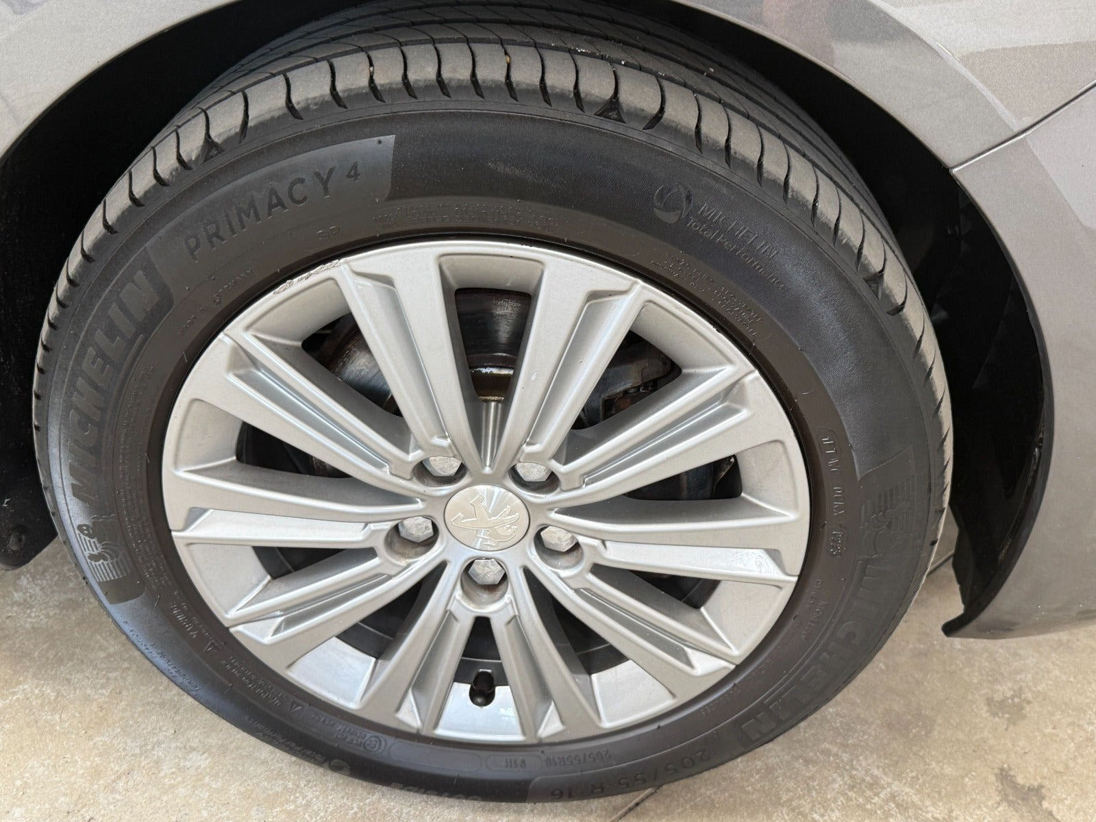 Grå Peugeot 308 fra 2018