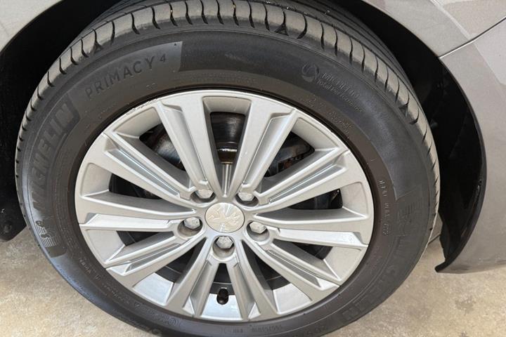 Grå Peugeot 308 fra 2018
