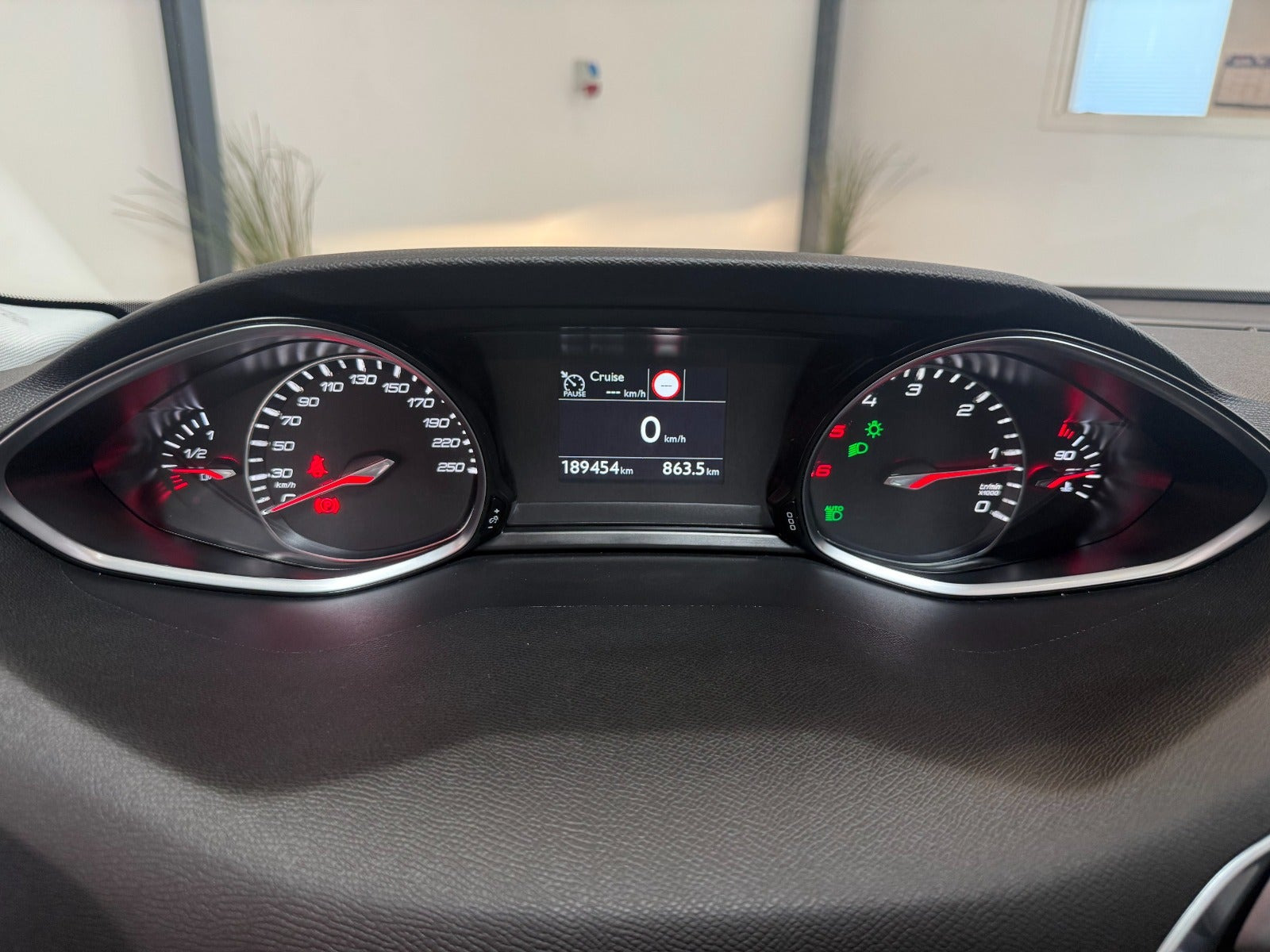 Grå Peugeot 308 fra 2018