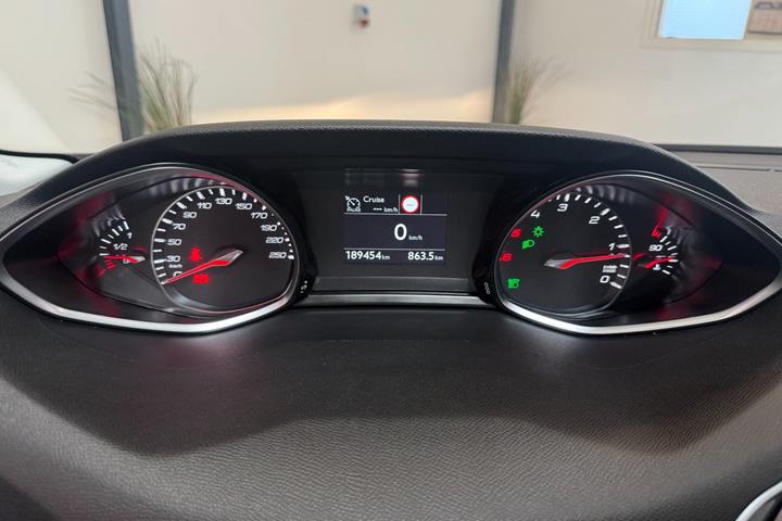 Grå Peugeot 308 fra 2018