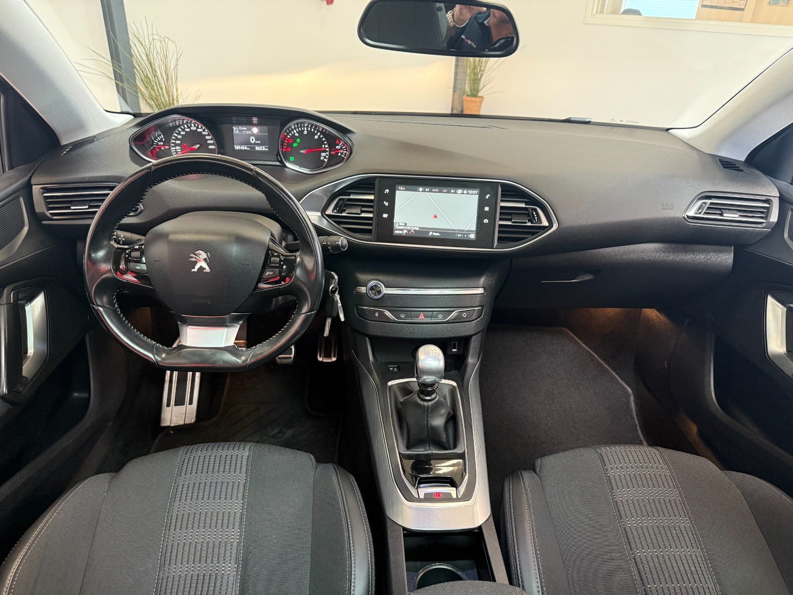 Grå Peugeot 308 fra 2018