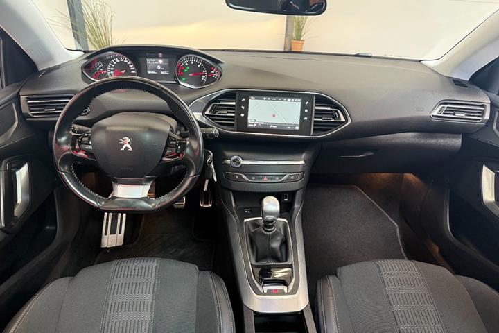 Grå Peugeot 308 fra 2018