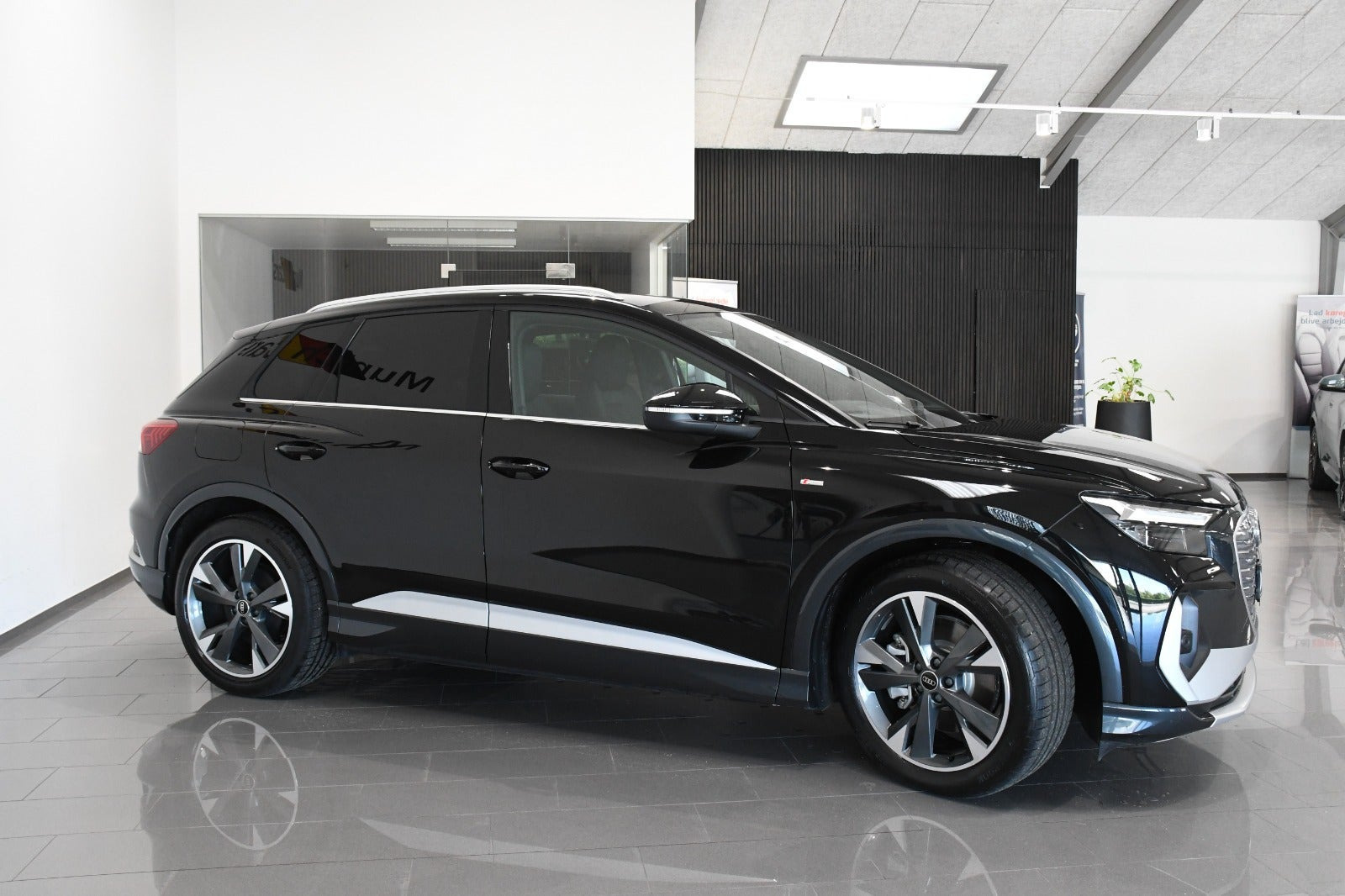 Sort Audi Q4 e-tron fra 2026