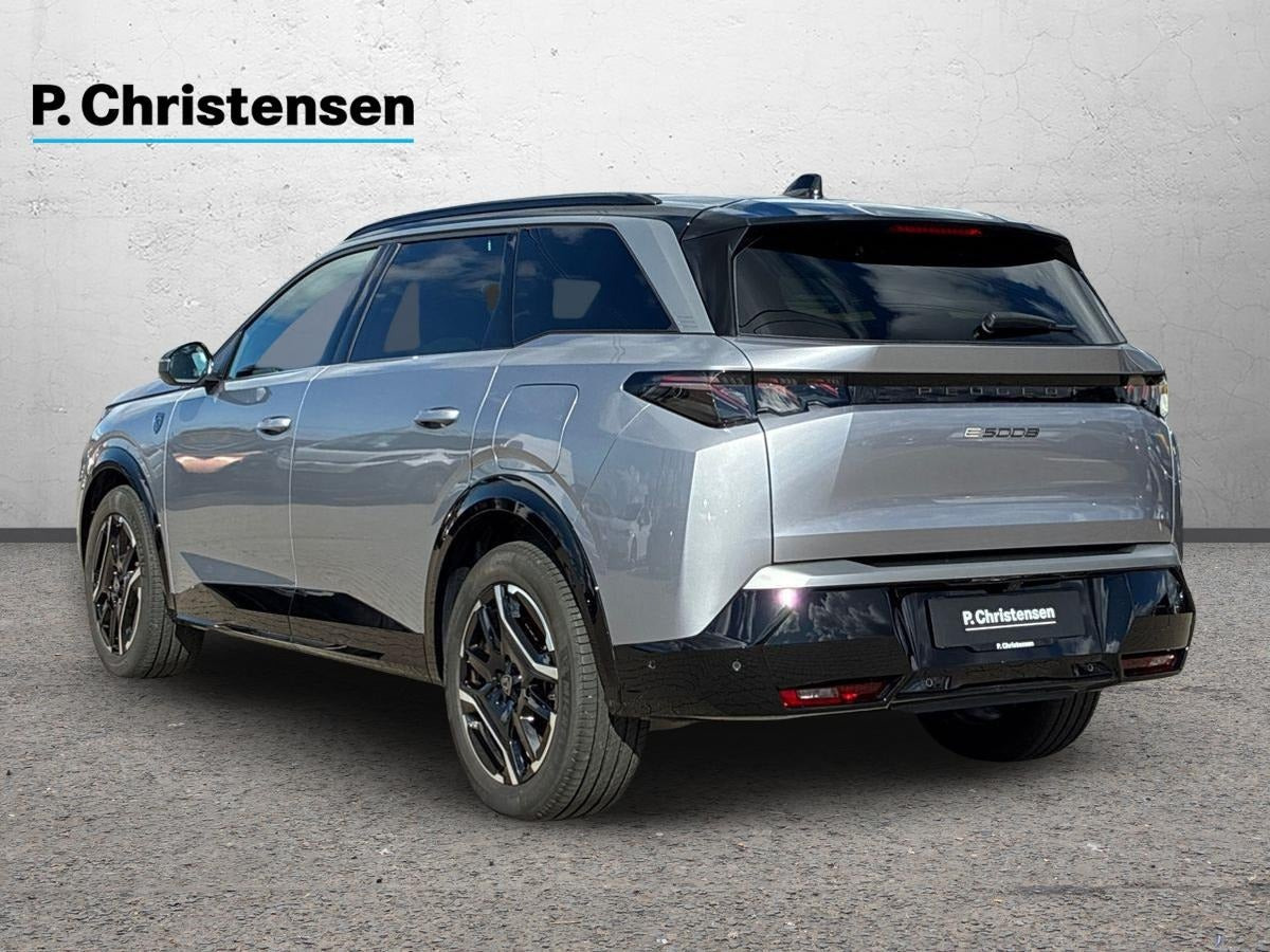 Sølv Peugeot e-5008 fra 2025