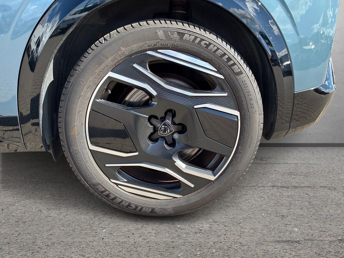 Blå Peugeot e-3008 fra 2024