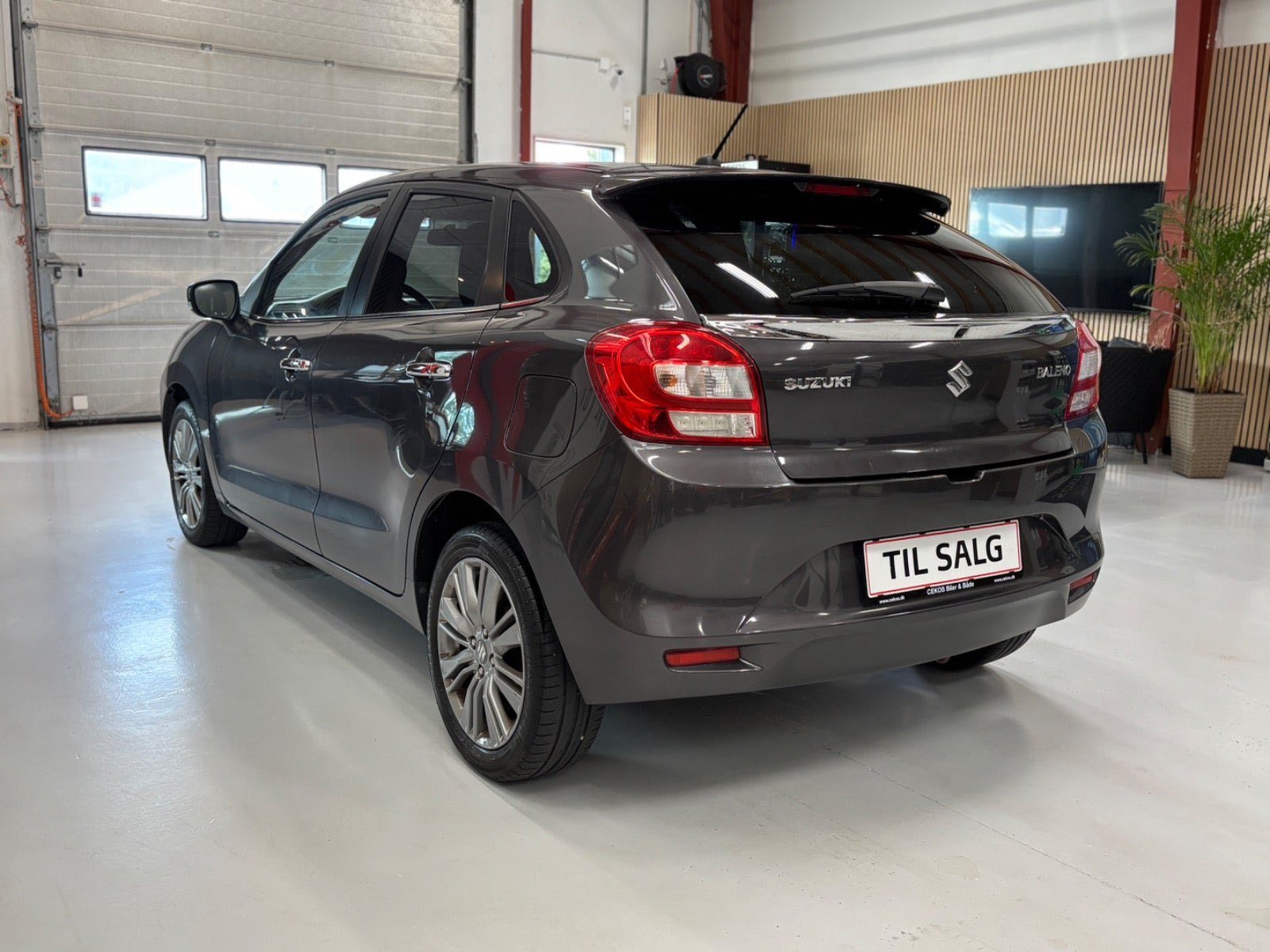 Grå Suzuki Baleno fra 2017