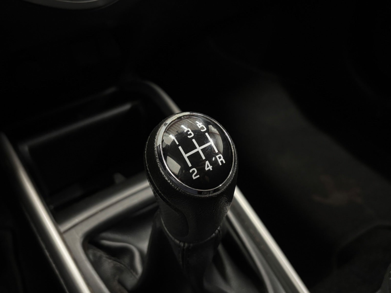 Grå Suzuki Baleno fra 2017