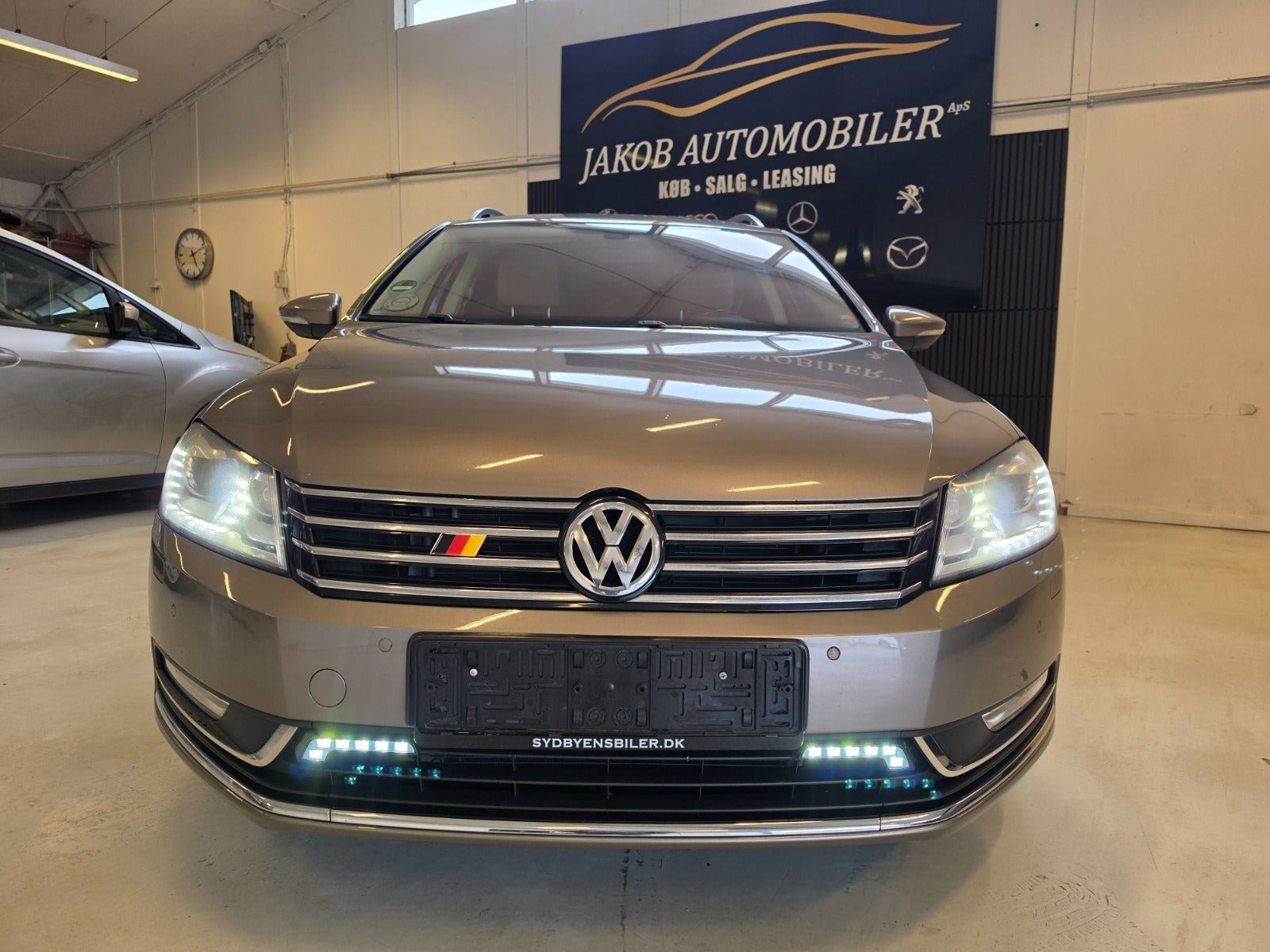 Orange VW Passat fra 2011