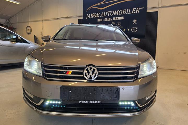 Orange VW Passat fra 2011