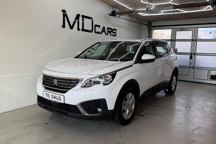 Hvid Peugeot 5008 fra 2018 set udefra