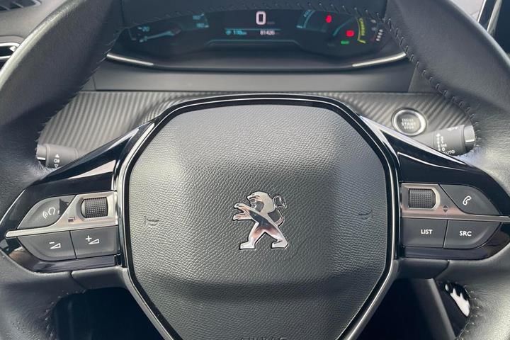 Sølv Peugeot e-208 fra 2021