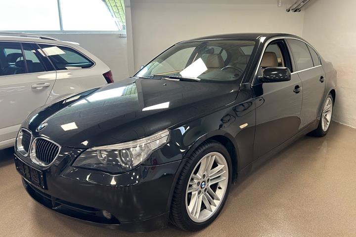 Sort BMW 550i fra 2006