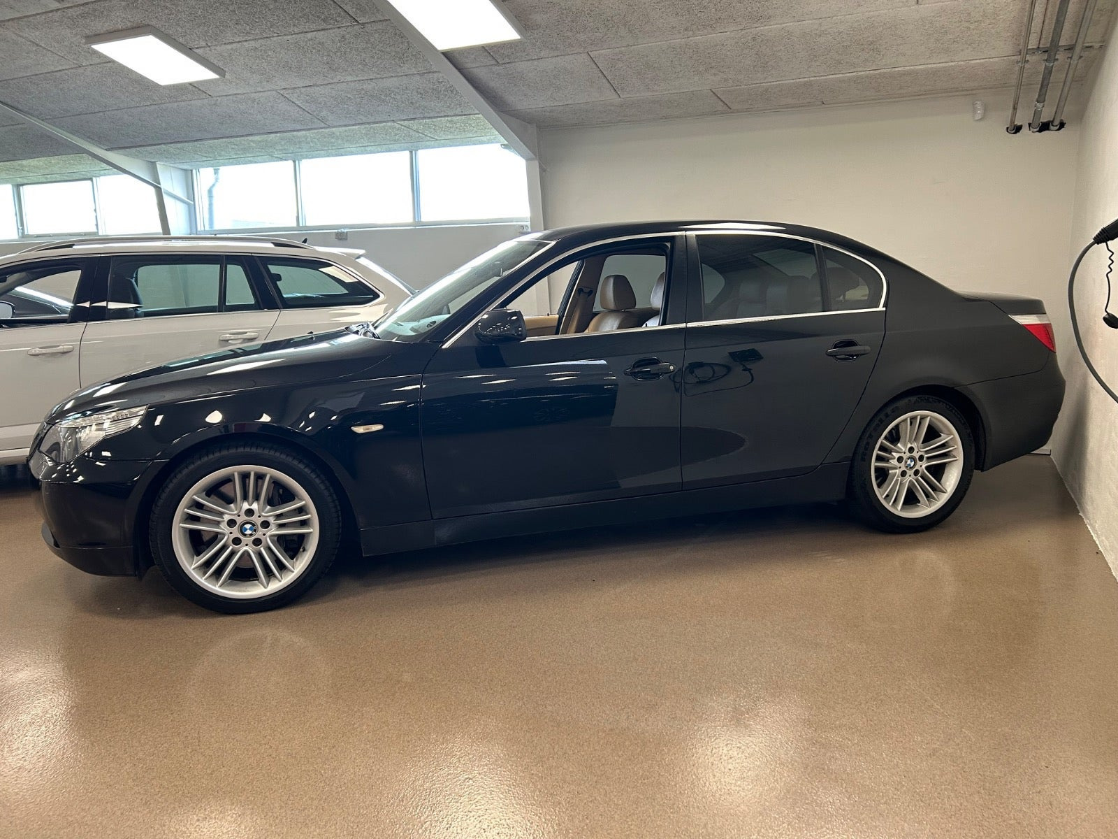 Sort BMW 550i fra 2006