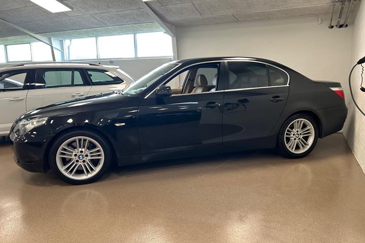 Sort BMW 550i fra 2006