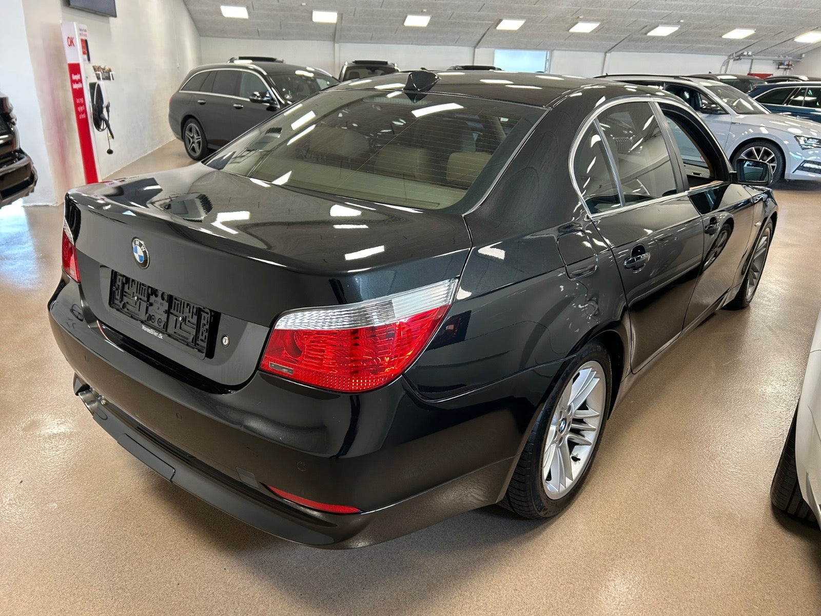 Sort BMW 550i fra 2006