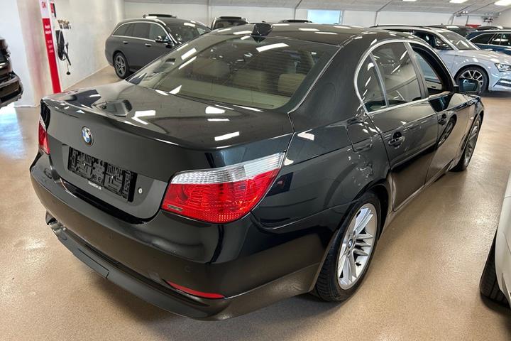 Sort BMW 550i fra 2006