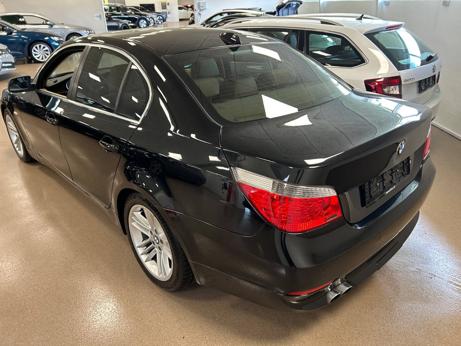 Sort BMW 550i fra 2006