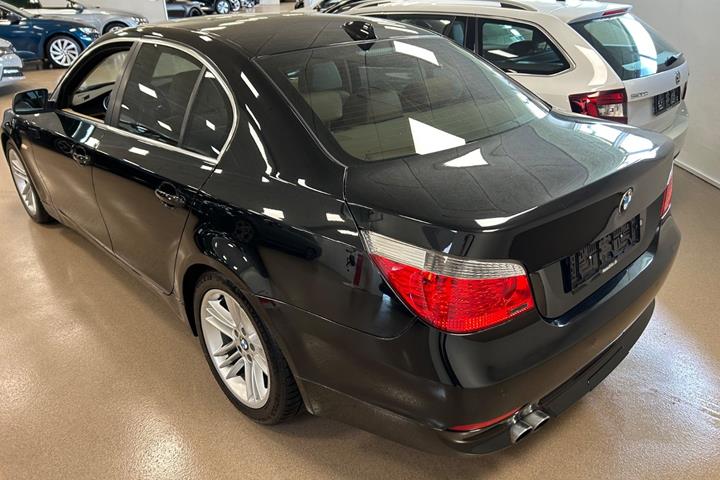 Sort BMW 550i fra 2006