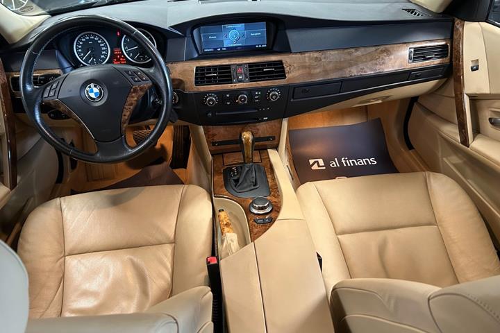 Sort BMW 550i fra 2006