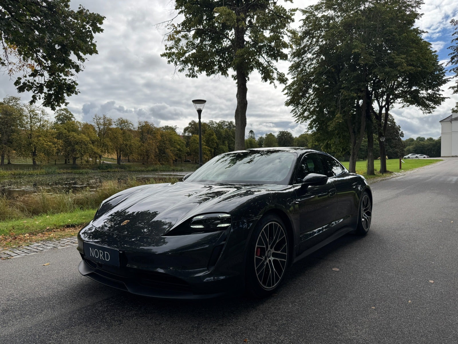 Grå Porsche Taycan 4S fra 2021