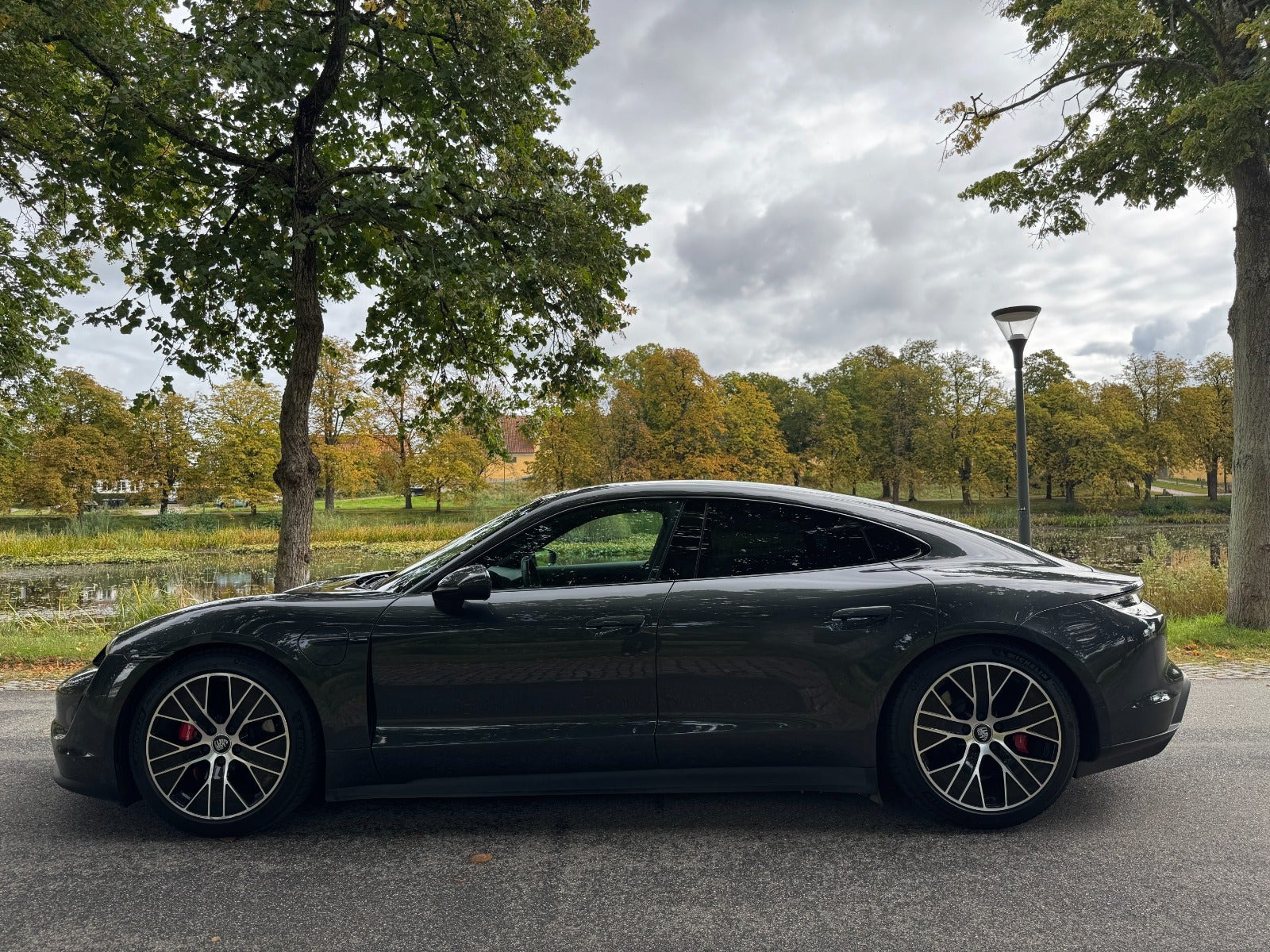 Grå Porsche Taycan 4S fra 2021