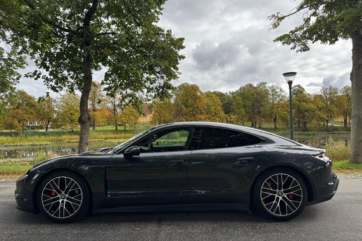 Grå Porsche Taycan 4S fra 2021