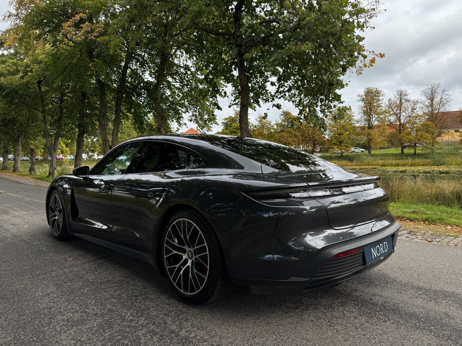 Grå Porsche Taycan 4S fra 2021