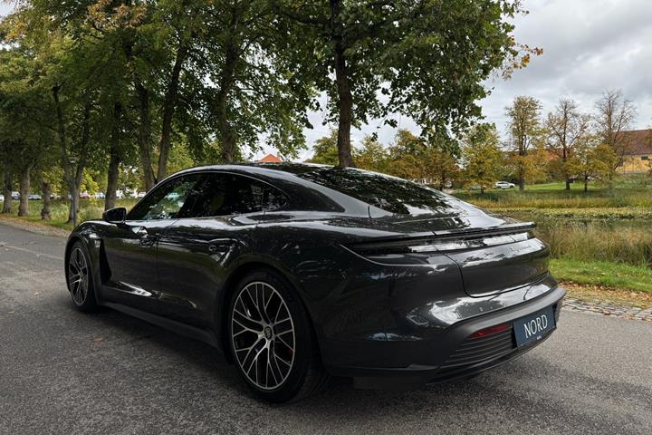 Grå Porsche Taycan 4S fra 2021