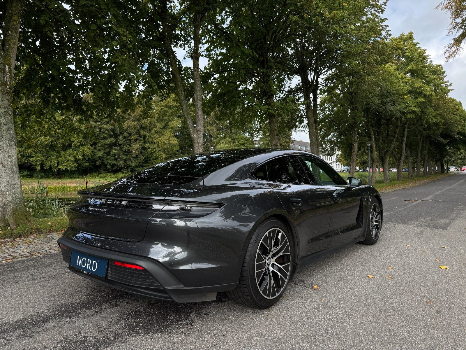 Grå Porsche Taycan 4S fra 2021