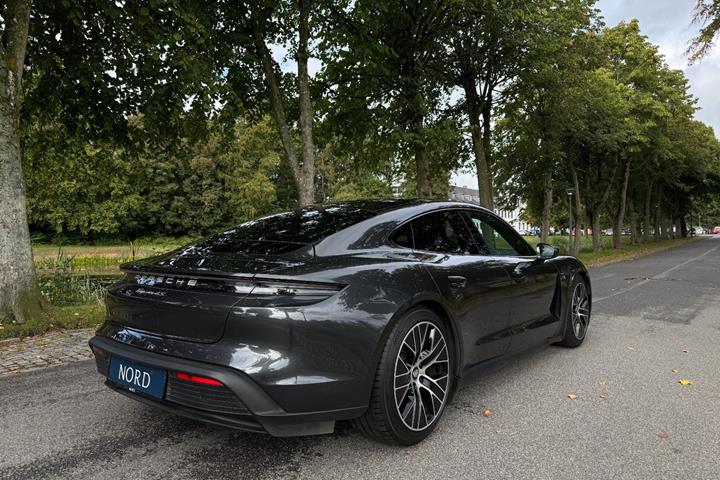 Grå Porsche Taycan 4S fra 2021