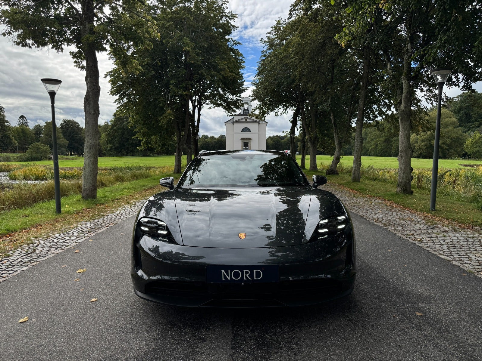 Grå Porsche Taycan 4S fra 2021