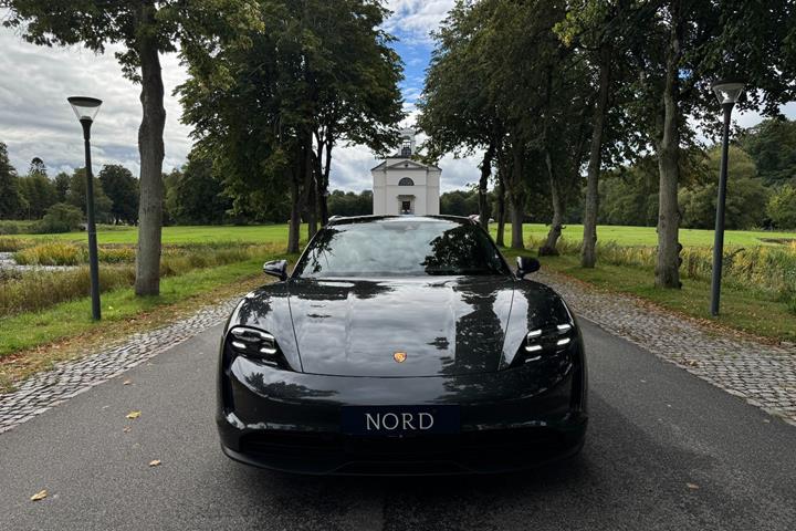 Grå Porsche Taycan 4S fra 2021