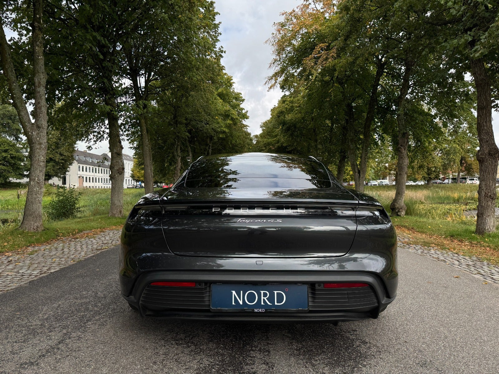 Grå Porsche Taycan 4S fra 2021