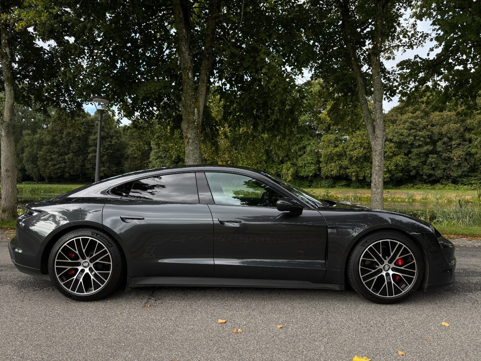 Grå Porsche Taycan 4S fra 2021