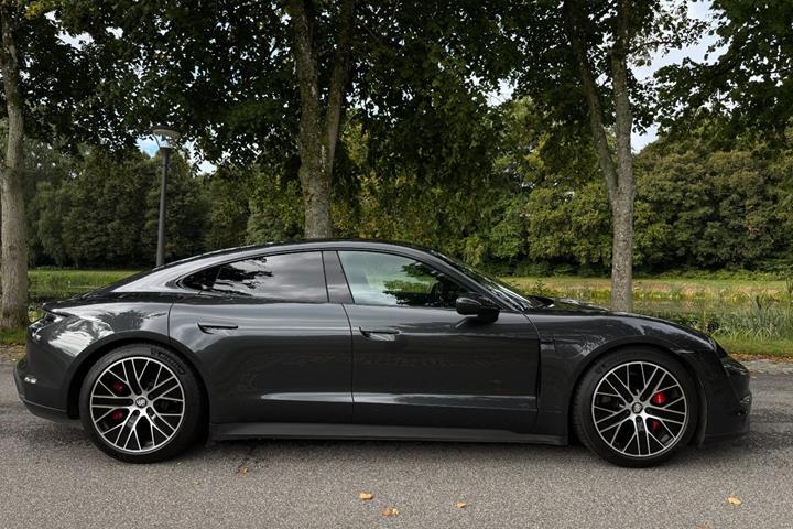 Grå Porsche Taycan 4S fra 2021