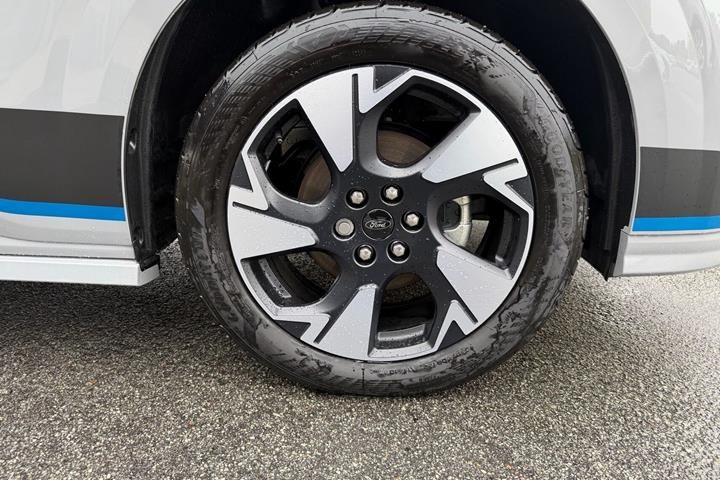 Beige Ford E-Transit Custom 320 L1 fra 2026